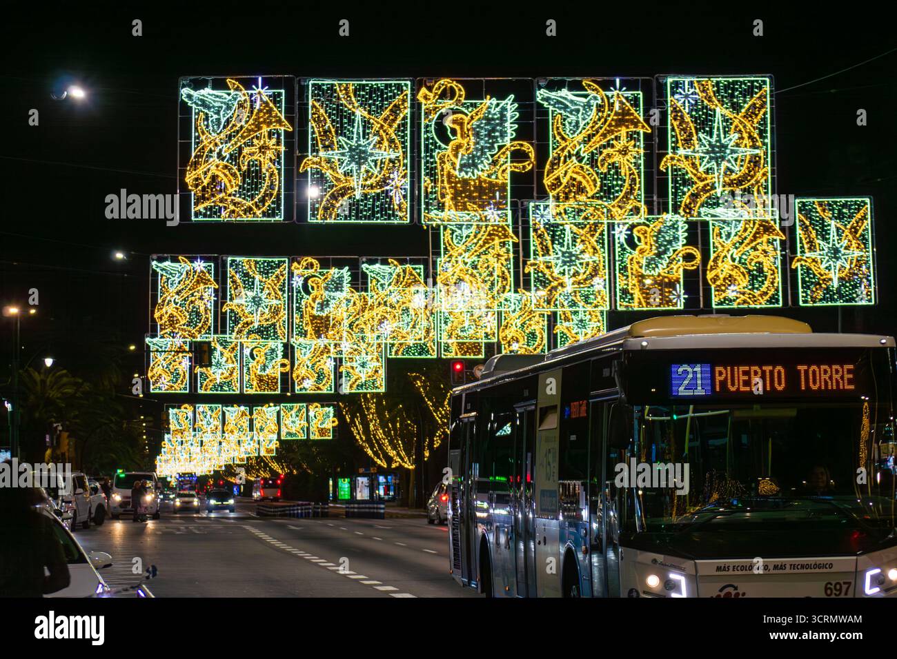 MALAGA, SPAGNA - 21 DICEMBRE 2024: Il centro della città risplende di incantevoli decorazioni natalizie, creando un paese delle meraviglie festose a Malaga, Spagna Foto Stock