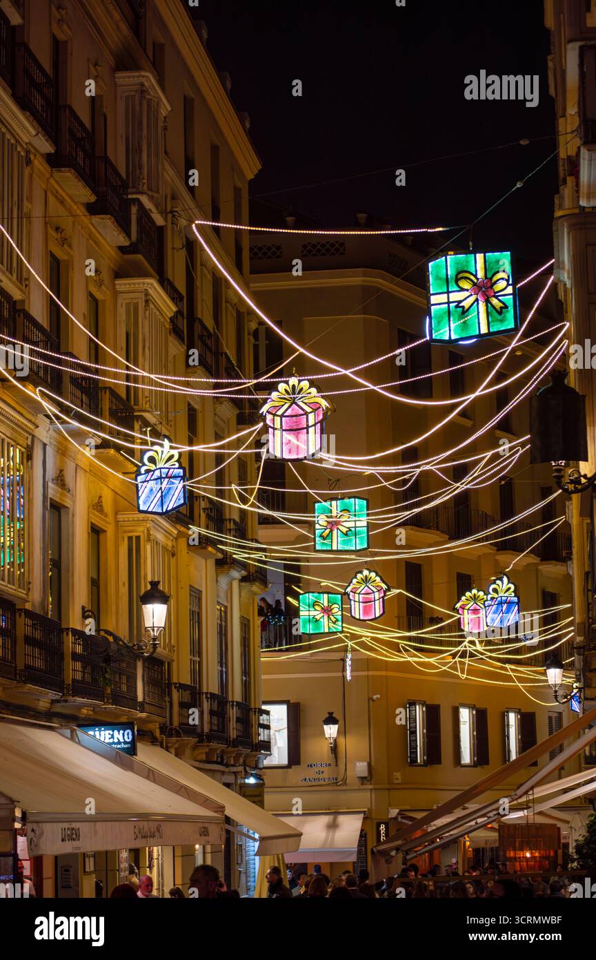 MALAGA, SPAGNA - 21 DICEMBRE 2024: Il centro della città risplende di incantevoli decorazioni natalizie, creando un paese delle meraviglie festose a Malaga, Spagna Foto Stock