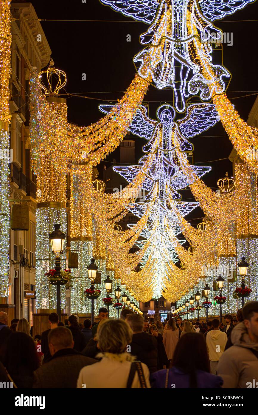 MALAGA, SPAGNA - 21 DICEMBRE 2024: Il centro della città risplende di incantevoli decorazioni natalizie, creando un paese delle meraviglie festose a Malaga, Spagna Foto Stock