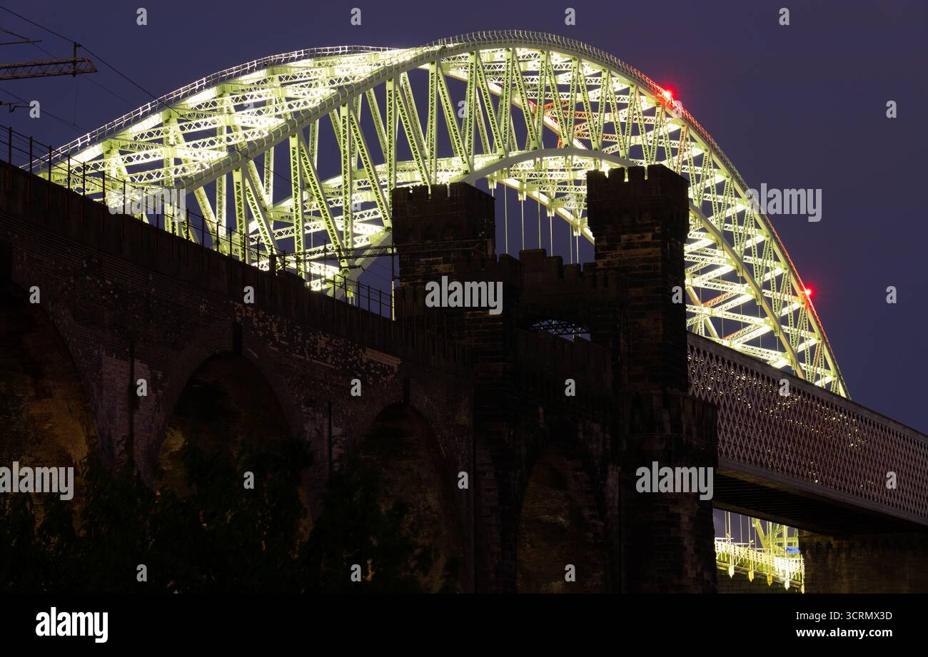 Il Silver Jubilee Bridge attraversa il fiume mersey che collega Runcorn a Widnes nel Cheshire. Immagine scattata nell'agosto 2025. Foto Stock