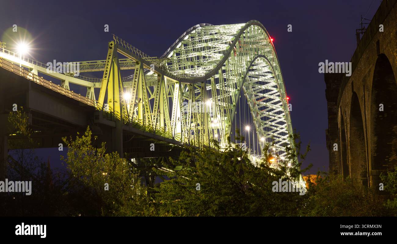 Il Silver Jubilee Bridge attraversa il fiume mersey che collega Runcorn a Widnes nel Cheshire. Immagine scattata nell'agosto 2025. Foto Stock
