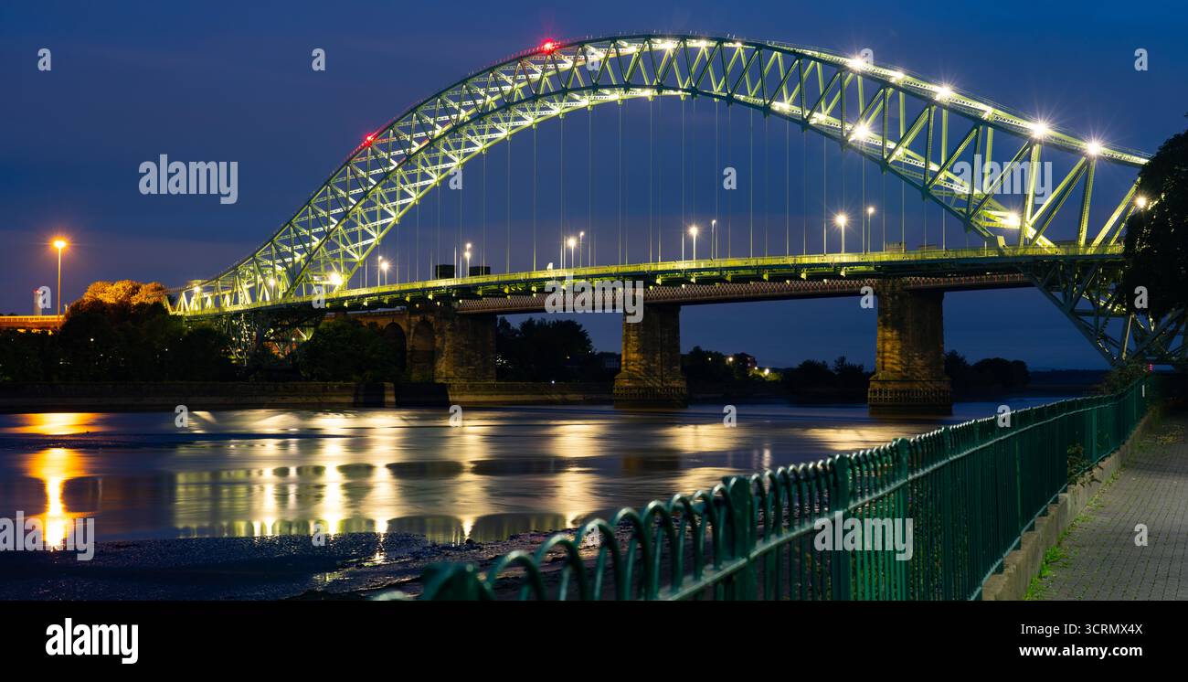 Il Silver Jubilee Bridge attraversa il fiume mersey che collega Runcorn a Widnes nel Cheshire. Immagine scattata nell'agosto 2025. Foto Stock