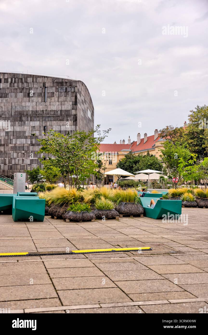 Architettura moderna e posti a sedere pubblici nel cortile del MuseumsQuartier di Vienna, un complesso culturale con musei d'arte e caffetterie Foto Stock