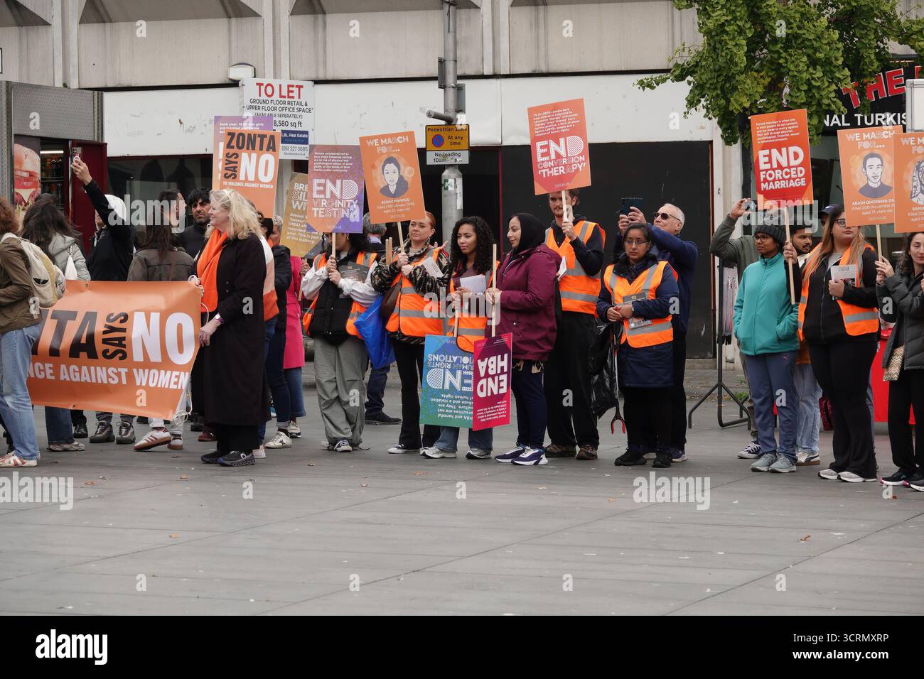 I manifestanti hanno striscioni e cartelli contro la violenza, il matrimonio forzato, la terapia di conversione e per i diritti delle donne nel centro di Liverpool. Foto Stock