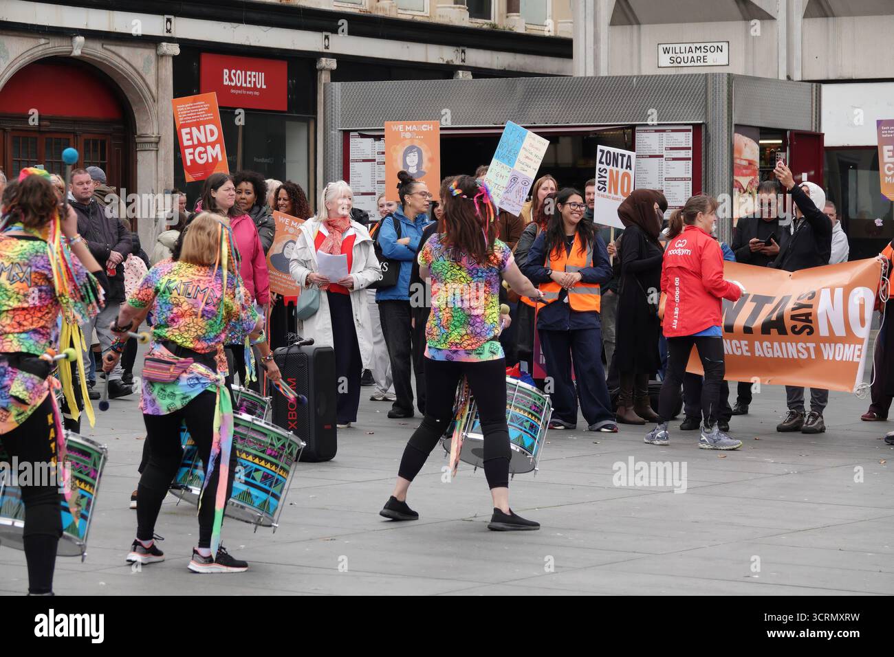 I manifestanti hanno striscioni e cartelli contro la violenza, il matrimonio forzato, la terapia di conversione e per i diritti delle donne nel centro di Liverpool. Foto Stock
