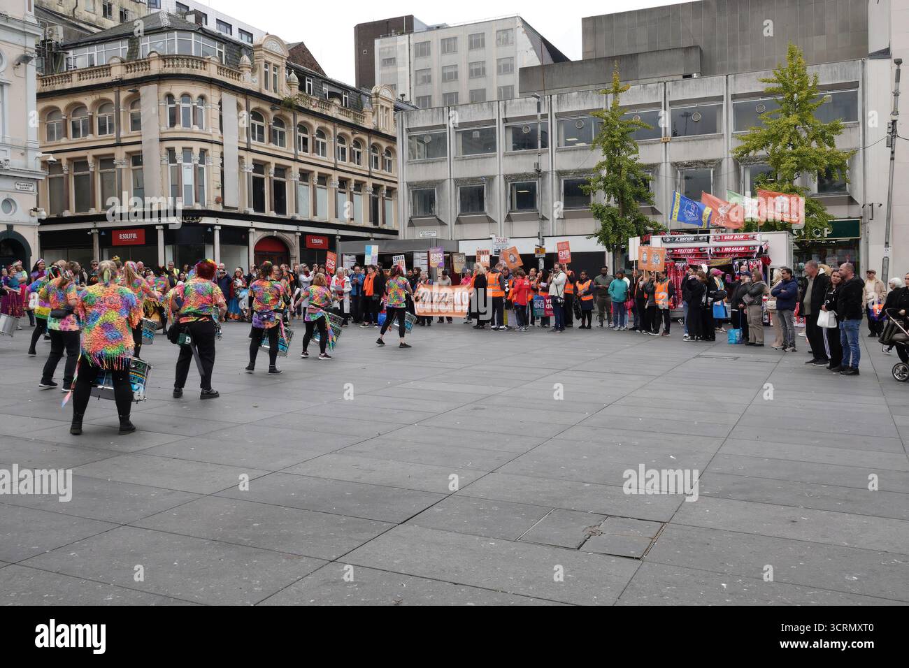 I manifestanti hanno striscioni e cartelli contro la violenza, il matrimonio forzato, la terapia di conversione e per i diritti delle donne nel centro di Liverpool. Foto Stock