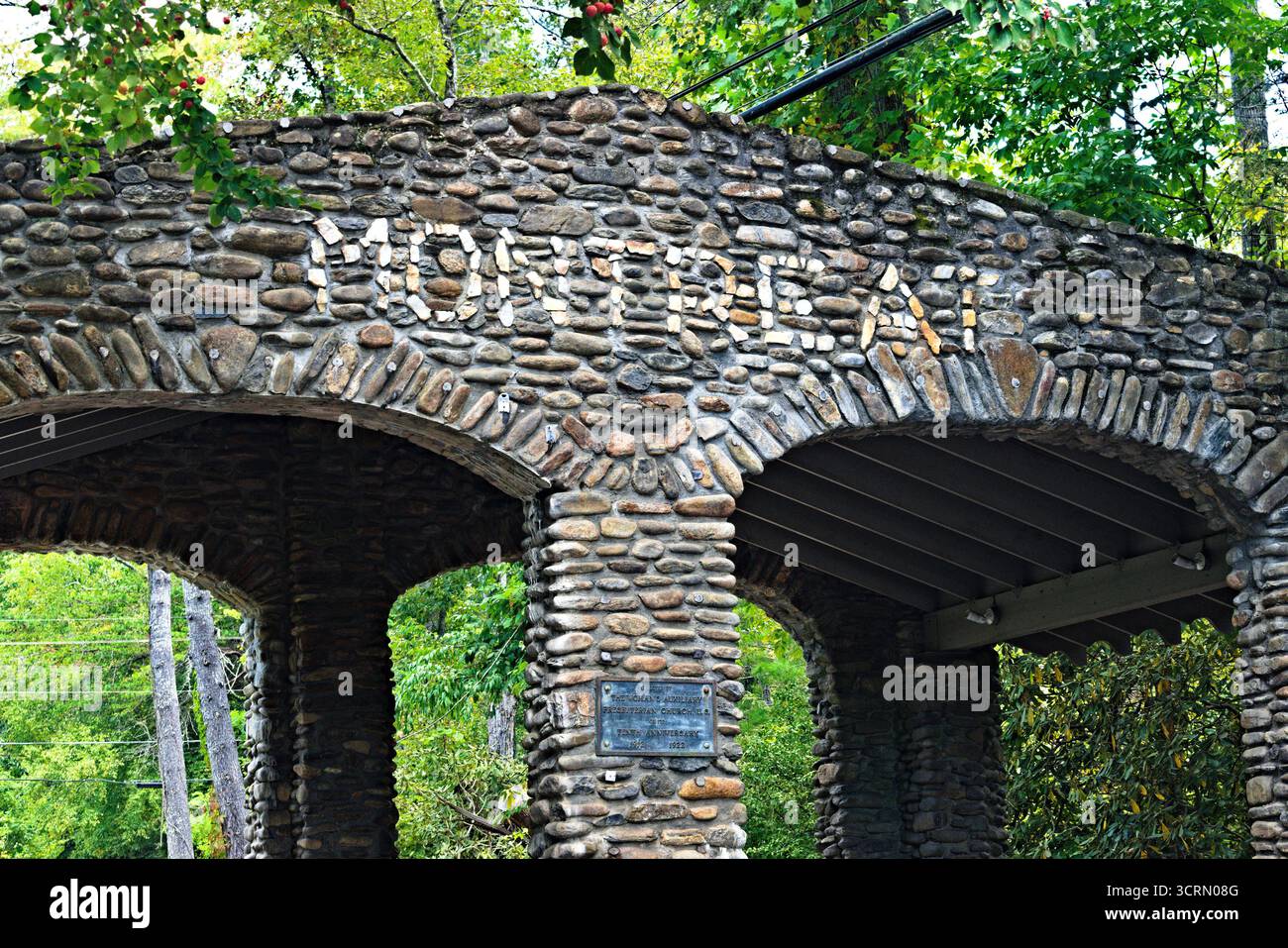 Montreat, North Carolina – 14 settembre 2025: Un primo piano dello storico cancello d'ingresso ad arco in pietra della Chiesa presbiteriana, (USA) Montreat Conference Foto Stock