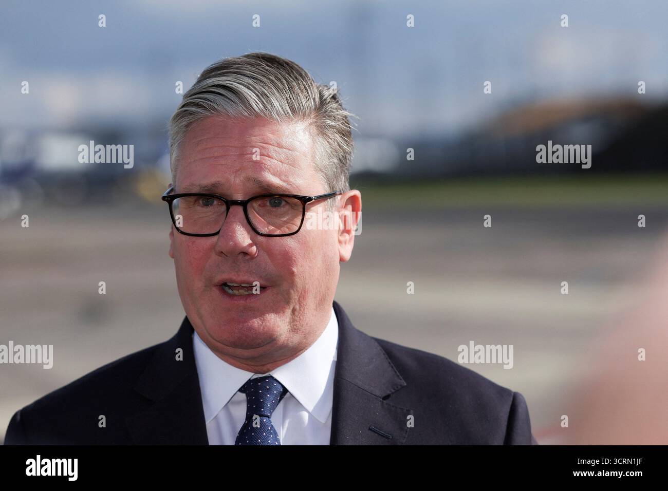 Il primo ministro Sir Keir Starmer fa una dichiarazione, all'aeroporto di Copenaghen, a Kastrup, in Danimarca, dopo aver lasciato il vertice della Comunità politica europea in anticipo a seguito di un incidente alla sinagoga della congregazione ebraica di Heaton Park a Crumpsall, Manchester, dove la polizia ha sparato a un sospetto dopo che diverse persone sono state pugnalate e che un'auto è stata guidata a membri del pubblico. Data foto: Giovedì 2 ottobre 2025. Foto Stock