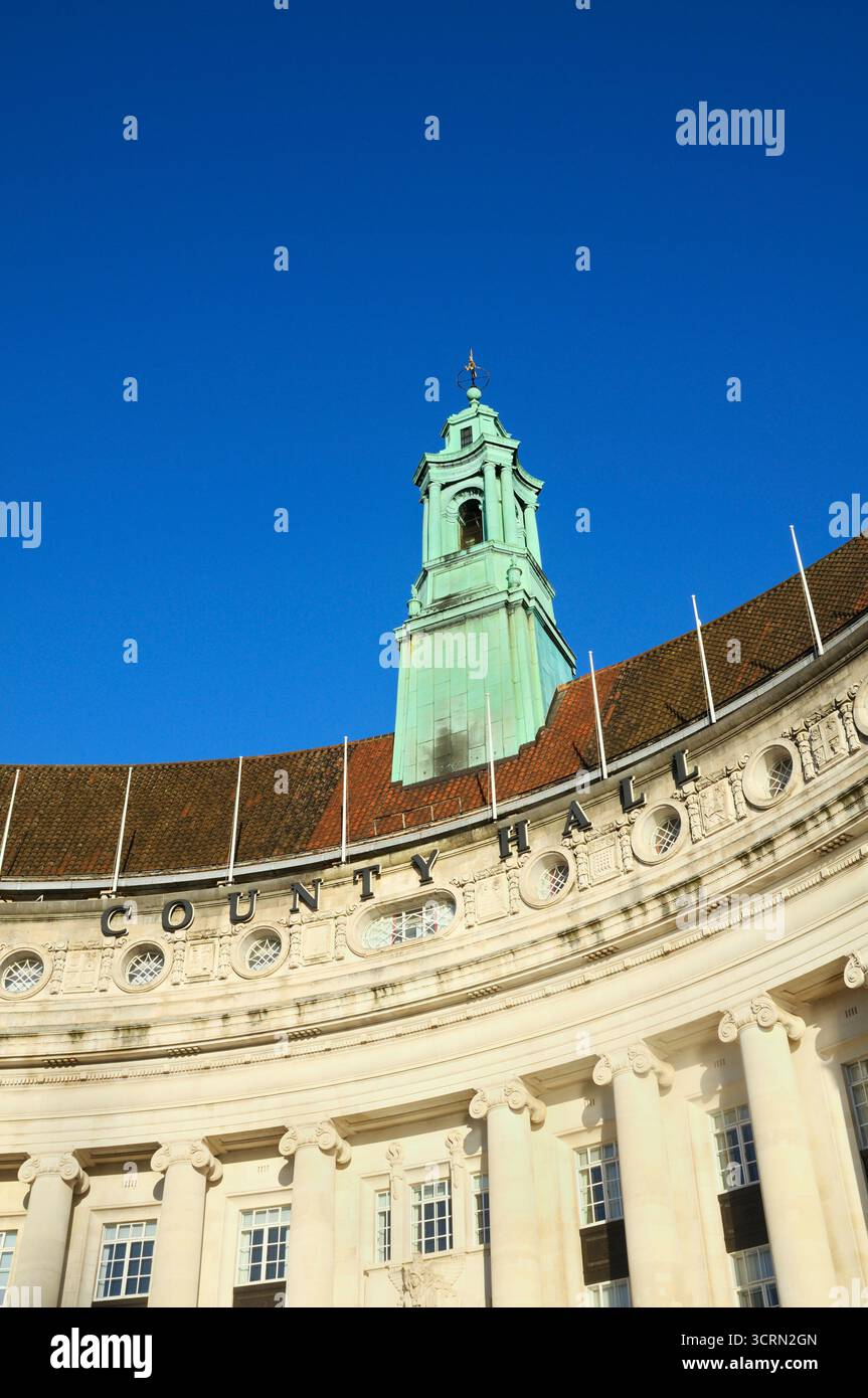 Dettaglio della torre in rame verde e pietra Portland della London County Hall, edificio in stile barocco edoardiano progettato da Ralph Knott. South Bank Inghilterra Regno Unito Foto Stock