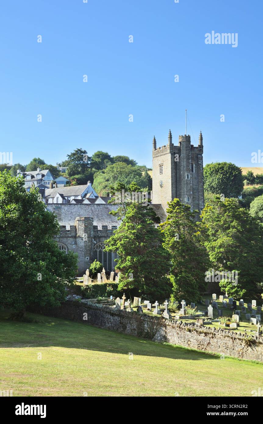 Una vista estiva soleggiata della chiesa di San Giorgio e del cimitero nel piccolo e pittoresco villaggio di Dittisham, South Hams, Devon, Inghilterra, Regno Unito. Chiese Foto Stock