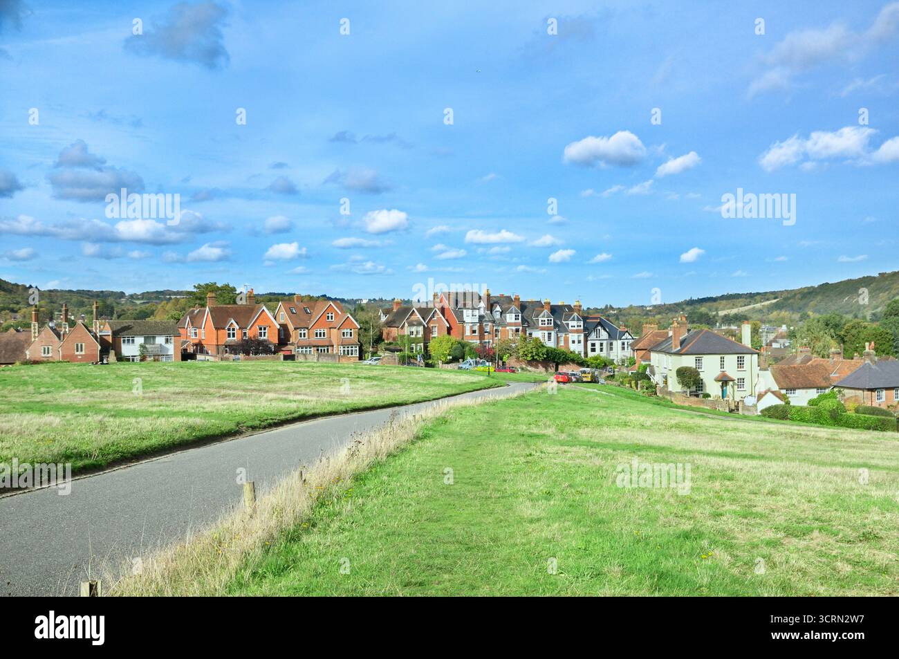 Case a Cotmandene, un grande comune storico a Dorking, Surrey, Regno Unito. Un primo sito per il cricket e una volta si riteneva che avesse l'aria più bella d'Inghilterra. Foto Stock