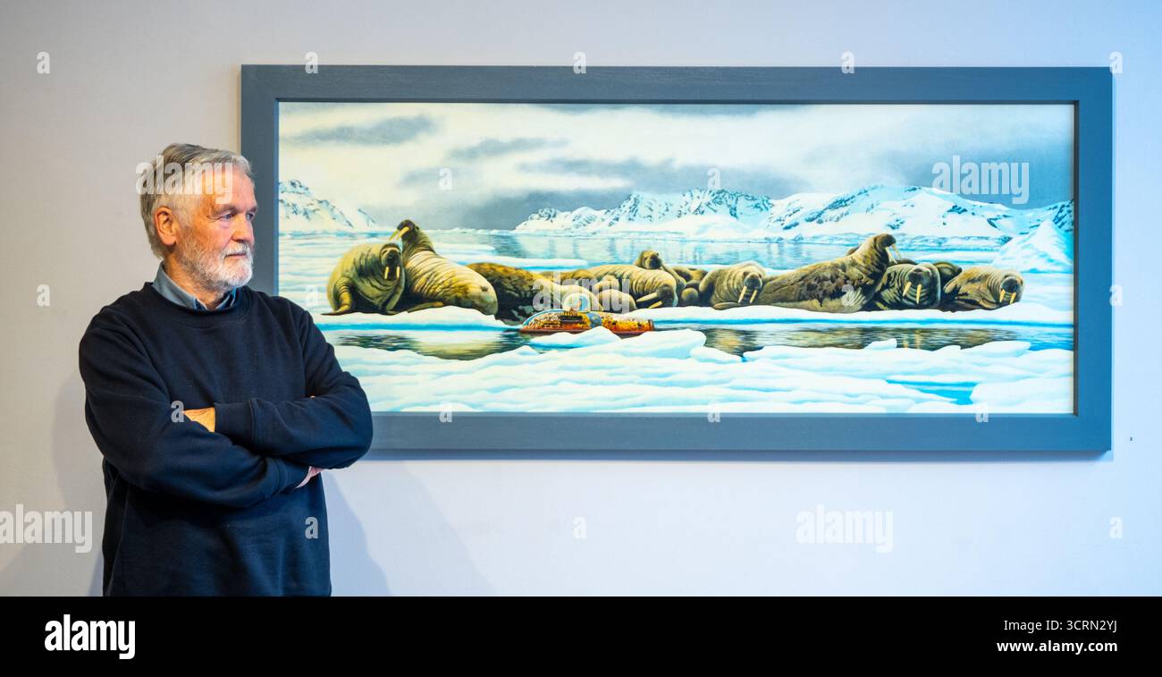 The Scottish Gallery, Edimburgo, Scozia, Regno Unito, 02 ottobre 2025, 50 anni di Naboland e della famiglia Behrens: Reinhard Behrens ha creato un universo alternativo, Naboland, nei suoi dipinti negli ultimi 50 anni in una nuova mostra. La mitica terra di Naboland offre spedizioni sottomarine, paesaggi marini da sogno e cartografie fantasiose. Nella foto: Reinhard Behrens con alcune delle sue opere d'arte. Crediti: Sally Anderson/Alamy Live News Foto Stock