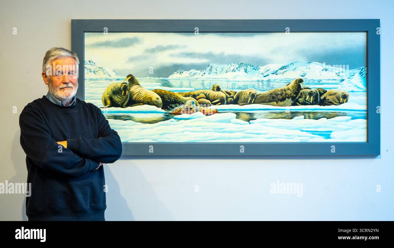 The Scottish Gallery, Edimburgo, Scozia, Regno Unito, 02 ottobre 2025, 50 anni di Naboland e della famiglia Behrens: Reinhard Behrens ha creato un universo alternativo, Naboland, nei suoi dipinti negli ultimi 50 anni in una nuova mostra. La mitica terra di Naboland offre spedizioni sottomarine, paesaggi marini da sogno e cartografie fantasiose. Nella foto: Reinhard Behrens con alcune delle sue opere d'arte. Crediti: Sally Anderson/Alamy Live News Foto Stock