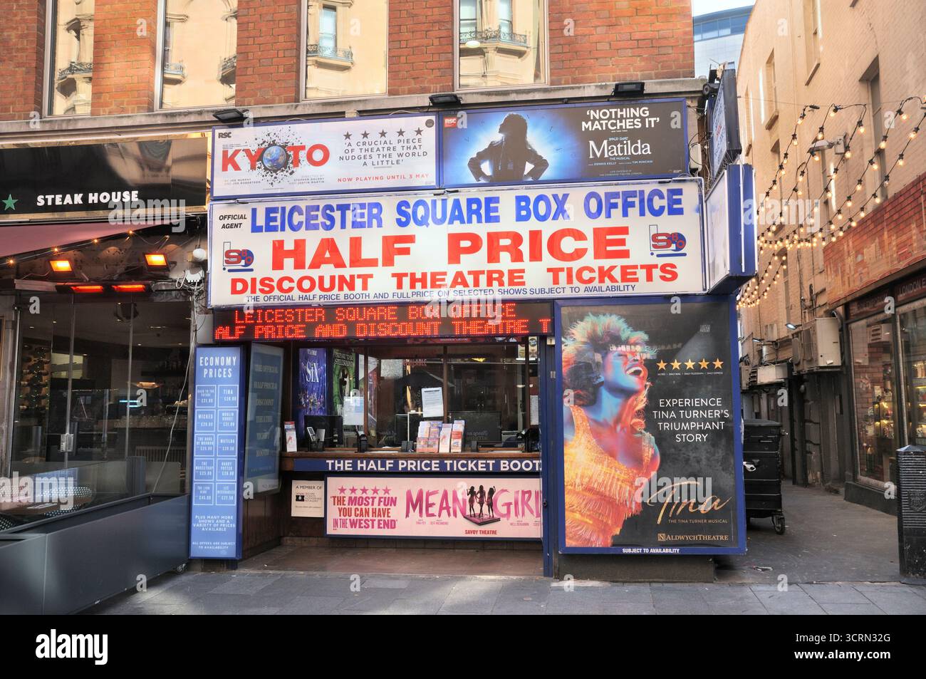 La biglietteria di Leicester Square vende biglietti scontati a metà prezzo per famosi spettacoli teatrali/musical, West End di Londra, Inghilterra, Regno Unito Foto Stock