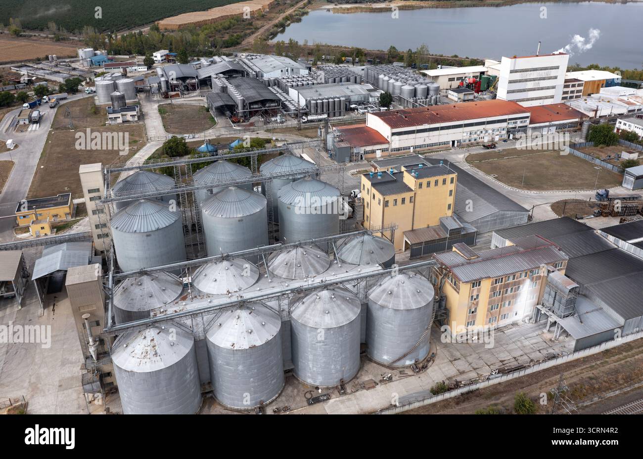 Vista aerea di un silos di metallo e di una fabbrica di vino vicino a Karnobat, Bulgaria. Industria vinicola di Karnobat Foto Stock