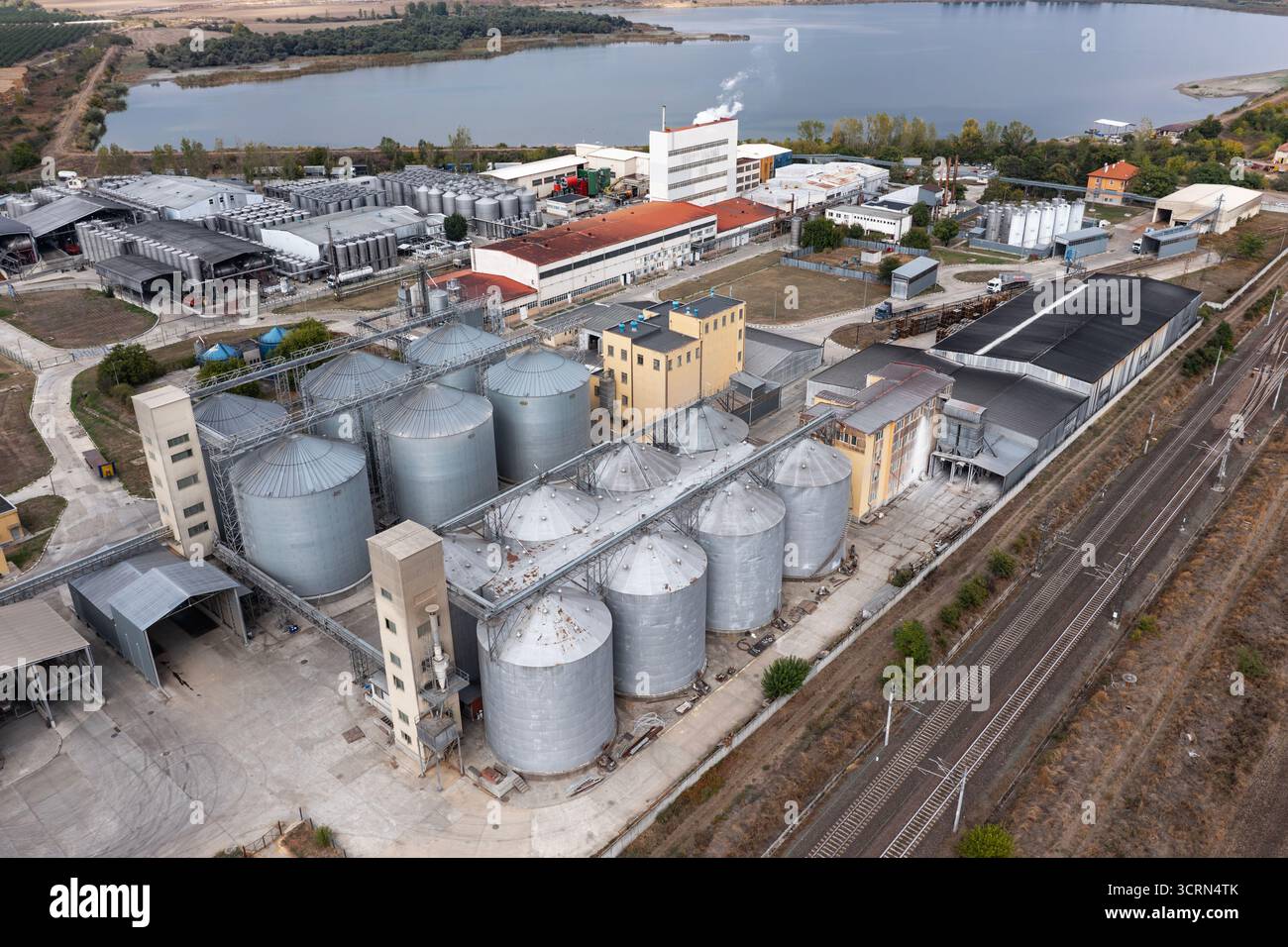Vista aerea di un silos di metallo e di una fabbrica di vino vicino a Karnobat, Bulgaria. Industria vinicola di Karnobat Foto Stock