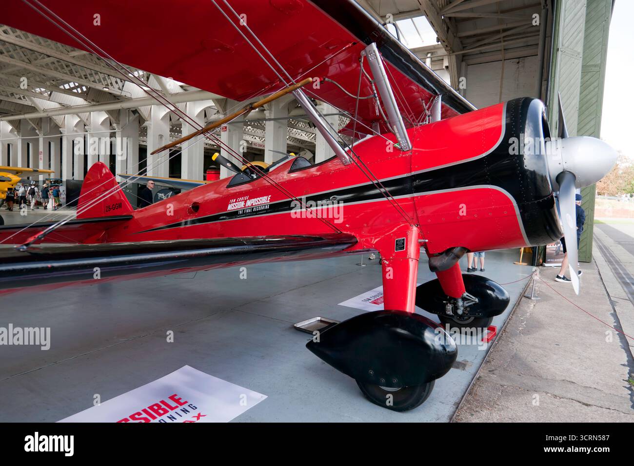 Il Red, Boeing-Stearman Model 75 utilizzato nel film Mission Impossible - The Final Reckoning, di Tom Cruise, in mostra all'IWM Duxford Foto Stock