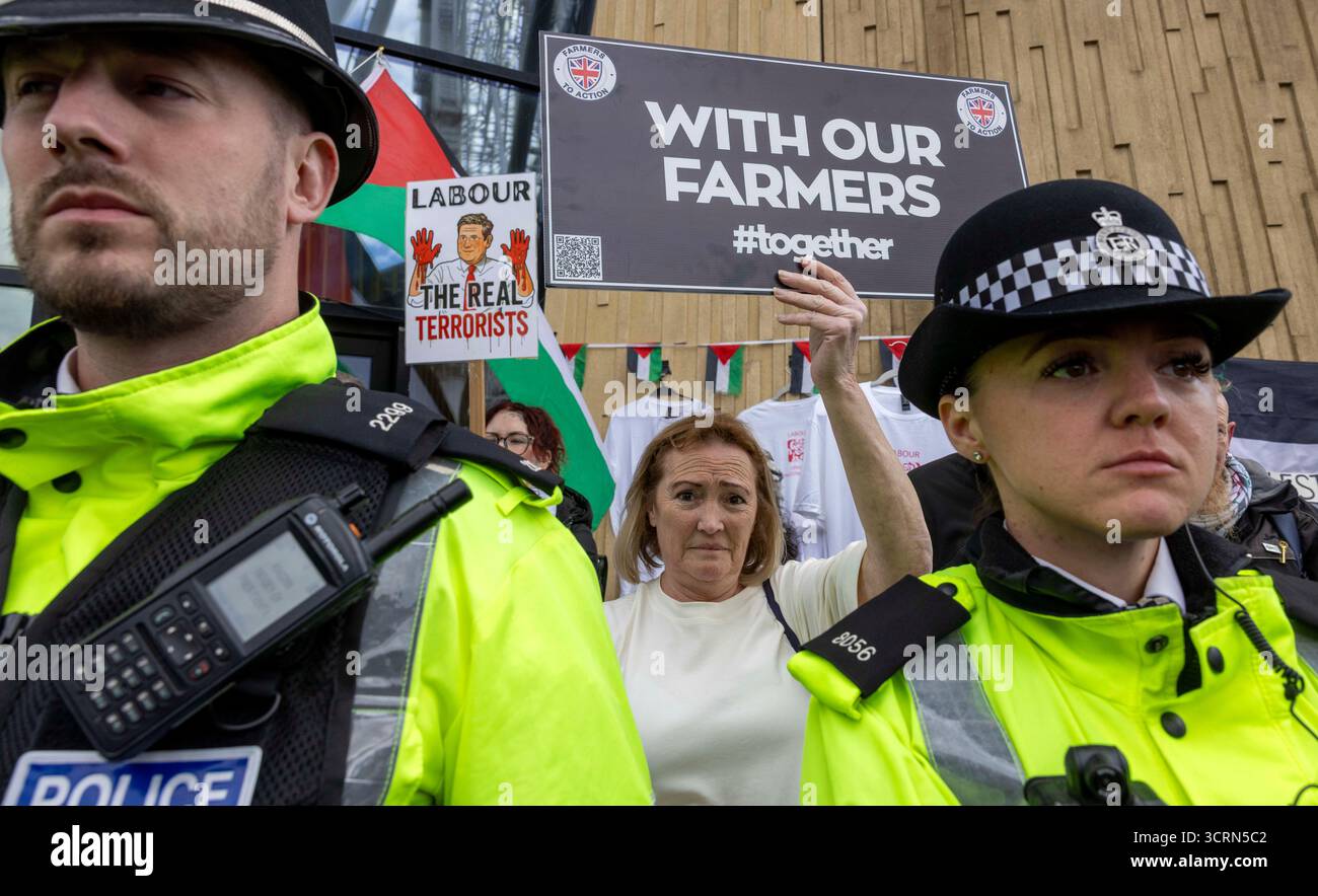 Dimostrazione al di fuori della conferenza del partito laburista. I nazionalisti chiedono No all'ID digitale e sostegno agli agricoltori britannici, opponendosi a Keir Starmersideas. Foto Stock