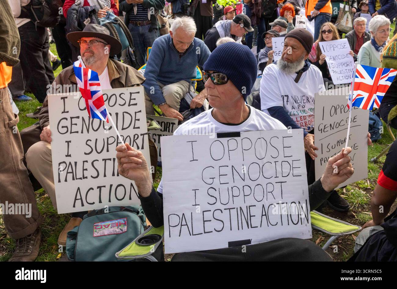 Manifestanti, contrari alla guerra a Gaza, alla Conferenza del Partito Laburista. I loro cartelli recitano: "Mi oppongo al genocidio, sostengo l'azione palestinese”. Foto Stock