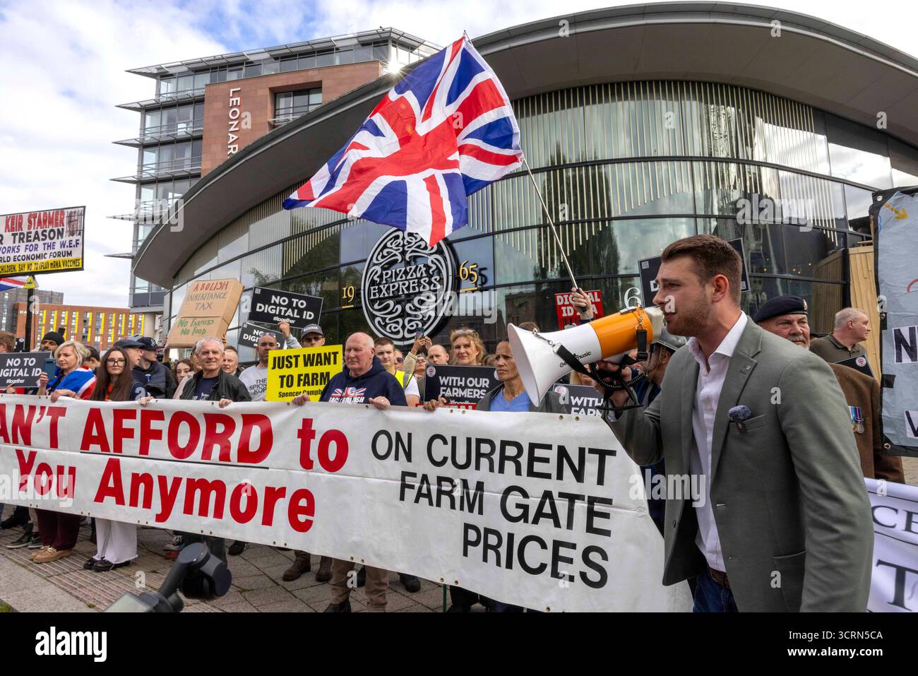 Dimostrazione al di fuori della conferenza del partito laburista. I nazionalisti chiedono No all'ID digitale e sostegno agli agricoltori britannici, opponendosi a Keir Starmersideas. Foto Stock