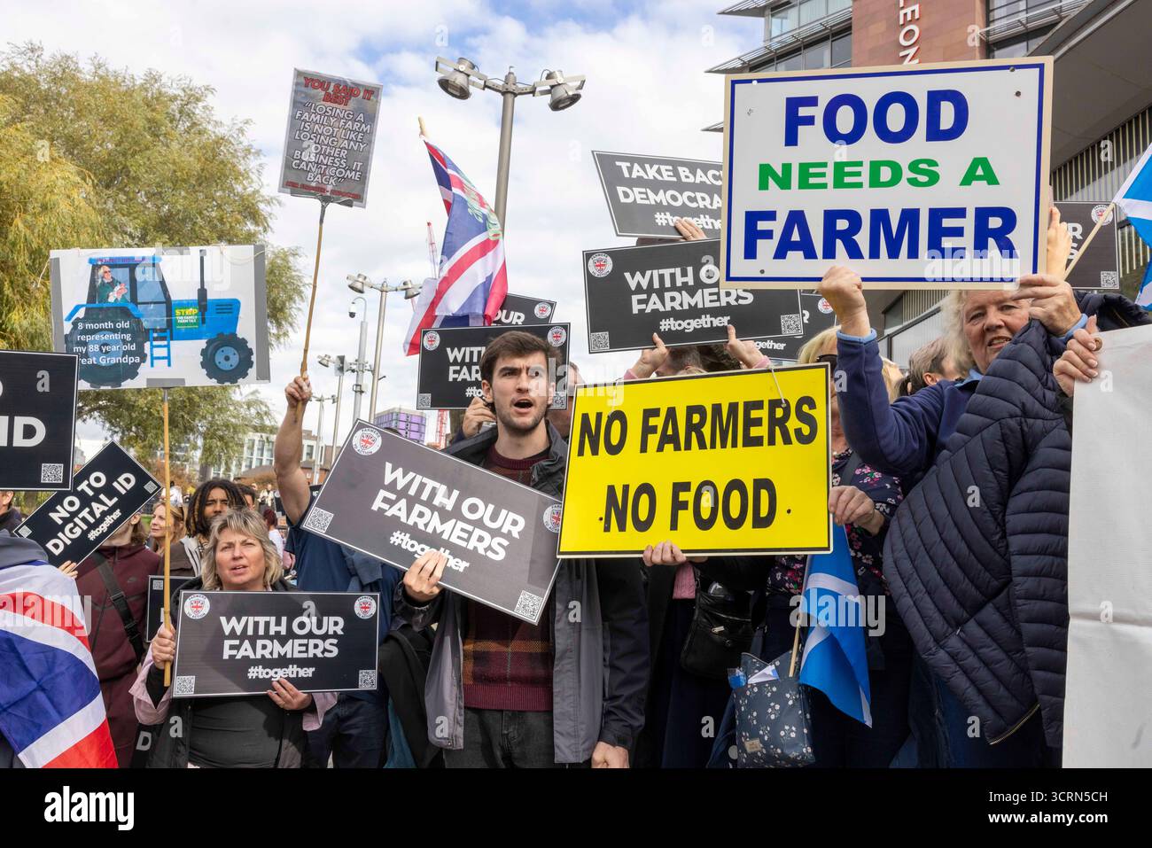 Dimostrazione al di fuori della conferenza del partito laburista. I nazionalisti chiedono No all'ID digitale e sostegno agli agricoltori britannici, opponendosi a Keir Starmersideas. Foto Stock