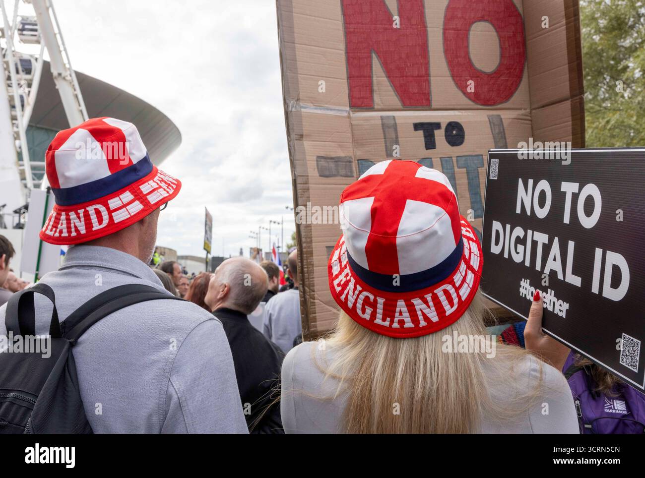 Dimostrazione al di fuori della conferenza del partito laburista. I nazionalisti chiedono No all'ID digitale e sostegno agli agricoltori britannici, opponendosi a Keir Starmersideas. Foto Stock