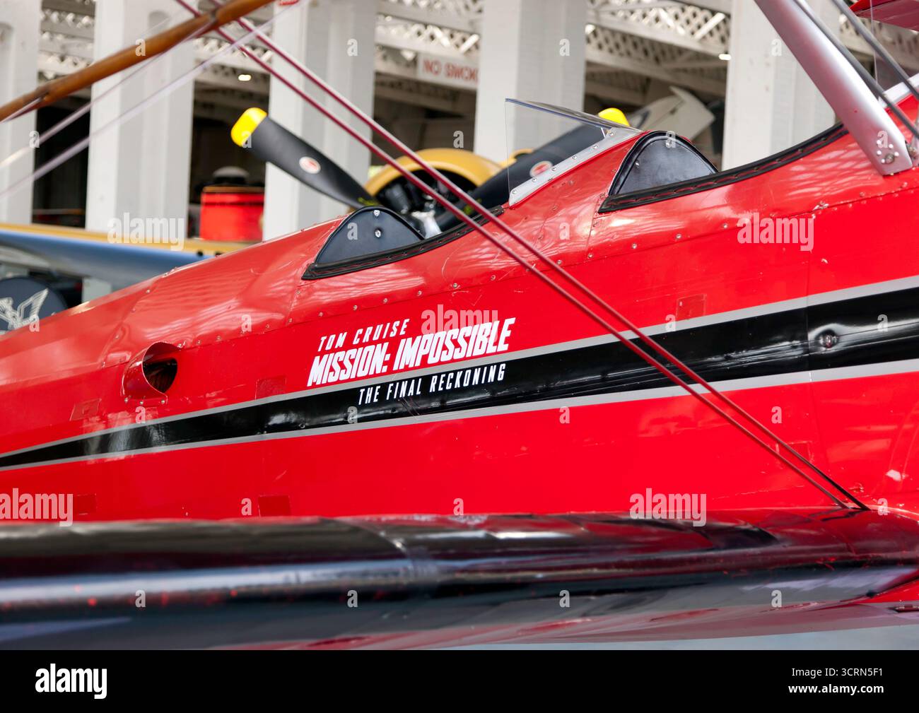 Primo piano del Red, Boeing-Stearman Model 75 utilizzato nel film Mission Impossible - The Final Reckoning, di Tom Cruise, in mostra all'IWM Duxford Foto Stock