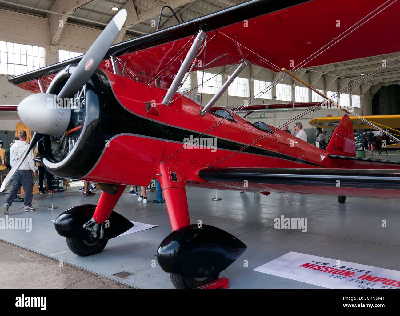 Il Red, Boeing-Stearman Model 75 utilizzato nel film Mission Impossible - The Final Reckoning, di Tom Cruise, in mostra all'IWM Duxford Foto Stock