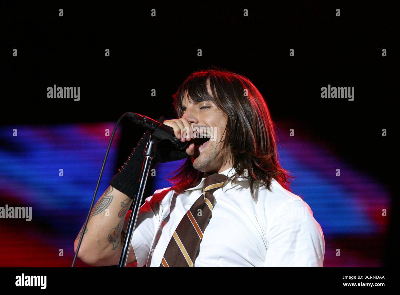 Red Hot Chili Peppers vive all'aerodromo di Vienna - 10/06/04 Foto Stock