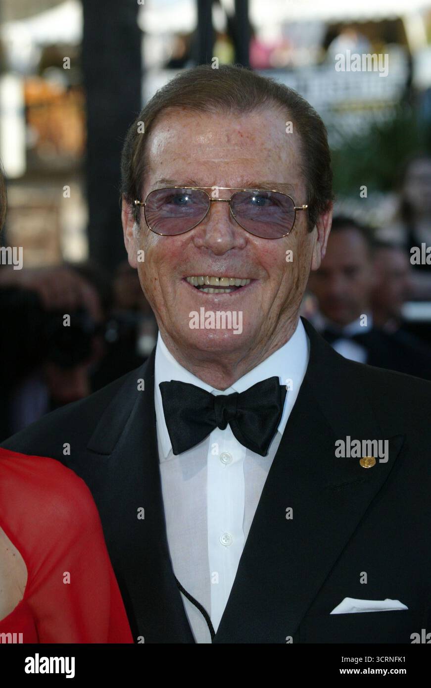 Roger Moore alla prima di The Ladykillers al Festival di Cannes - 19/05/04 Foto Stock