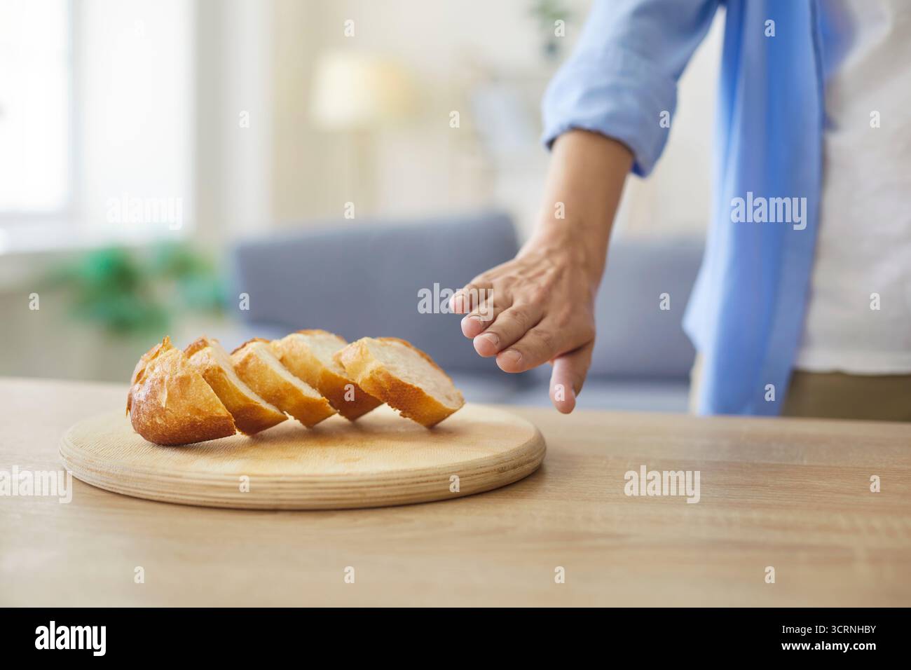 Mano che rifiuta pane affettato simboleggia l'intolleranza al glutine, una dieta sana e una scelta alimentare Foto Stock