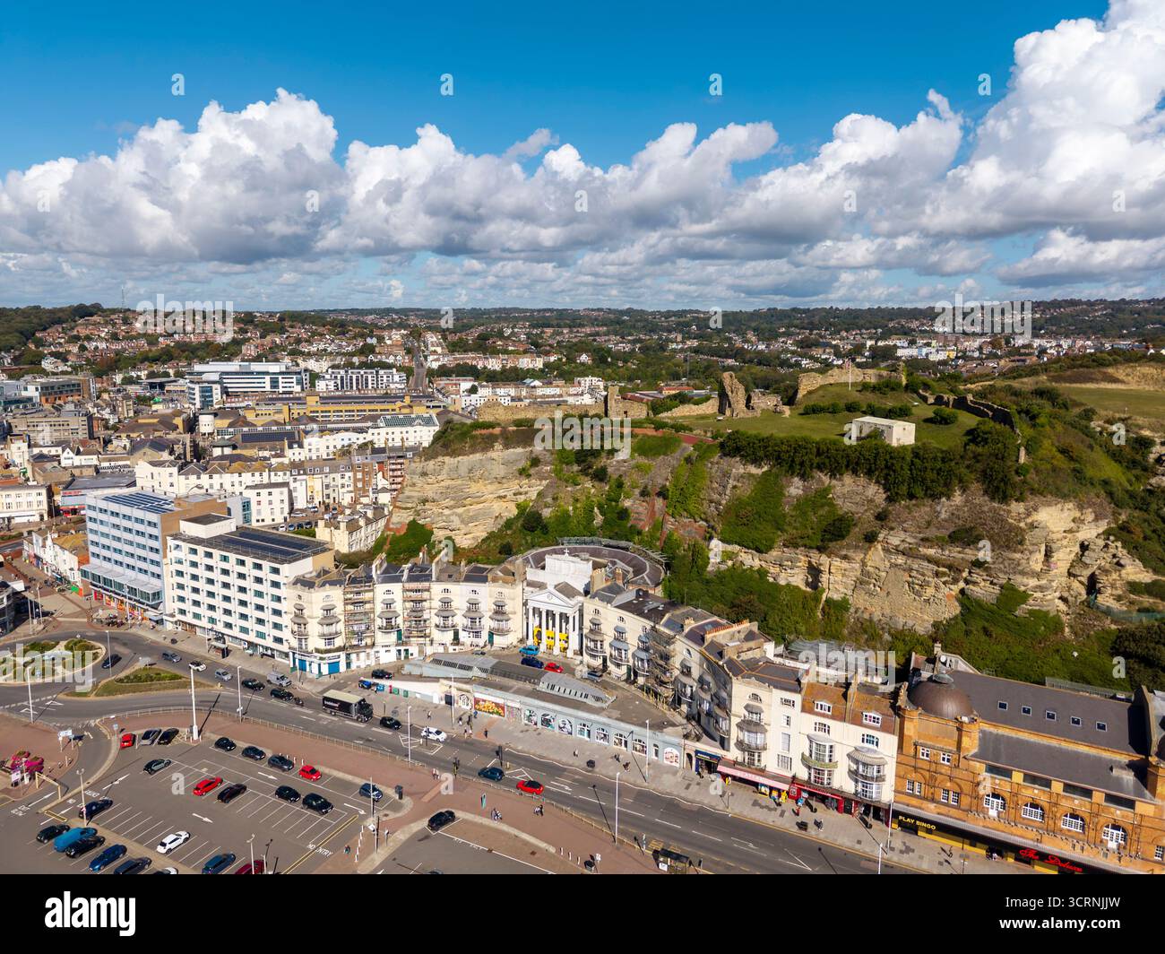 HASTINGS, EAST SUSSEX, INGHILTERRA - 09 SETTEMBRE 2025: La città di Hastings nell'East Sussex, Inghilterra, è mostrata dall'alto con aree urbane e strade Foto Stock