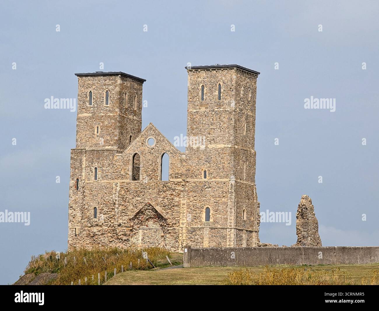 Reculver Towers, i resti di una chiesa medievale sulla costa del Kent, si innalzano in modo prominente sopra la costa con ampie vedute del Mare del Nord, regno unito Foto Stock