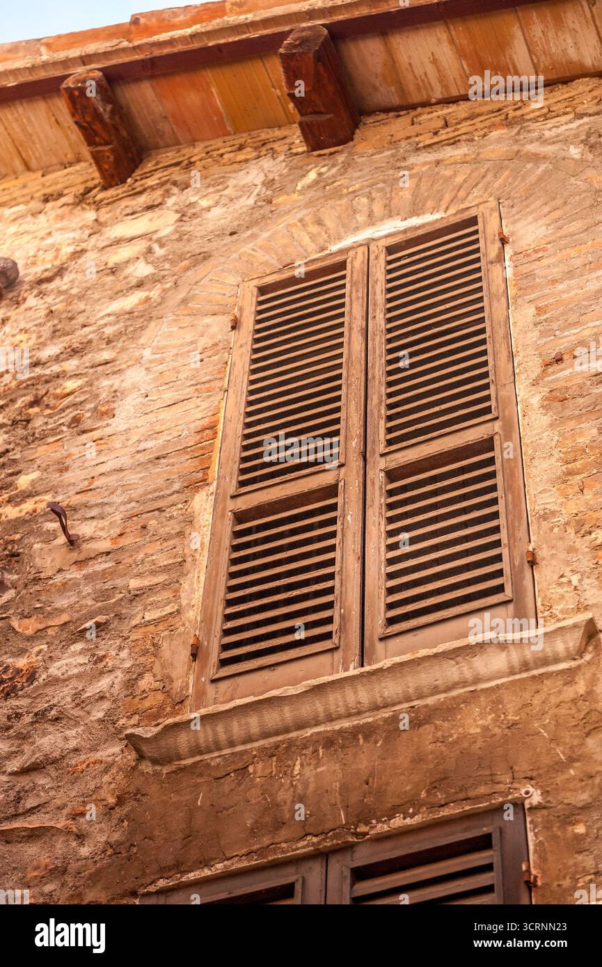 Vista pittoresca di Spello, una città medievale dell'Umbria vicino a Perugia, in Italia, famosa per la sua architettura storica, i vicoli stretti, le case in pietra e i mestieri Foto Stock