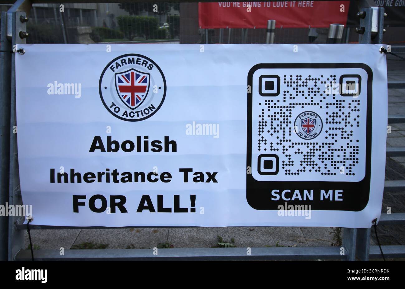 Banner con il logo Farmers to Action che chiede di abolire l'imposta sulle successioni per tutti, con un codice QR grande e testo nero in grassetto. Foto Stock