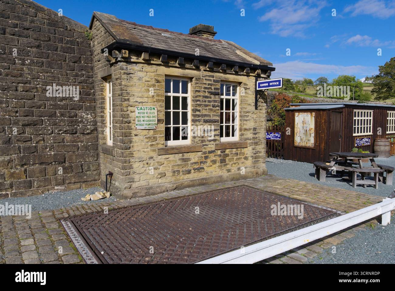 Stazione di Oakworth, bilance per pesatura merci, Keighley & Worth Valley Railway, West Yorkshire, Inghilterra, Regno Unito, Foto Stock