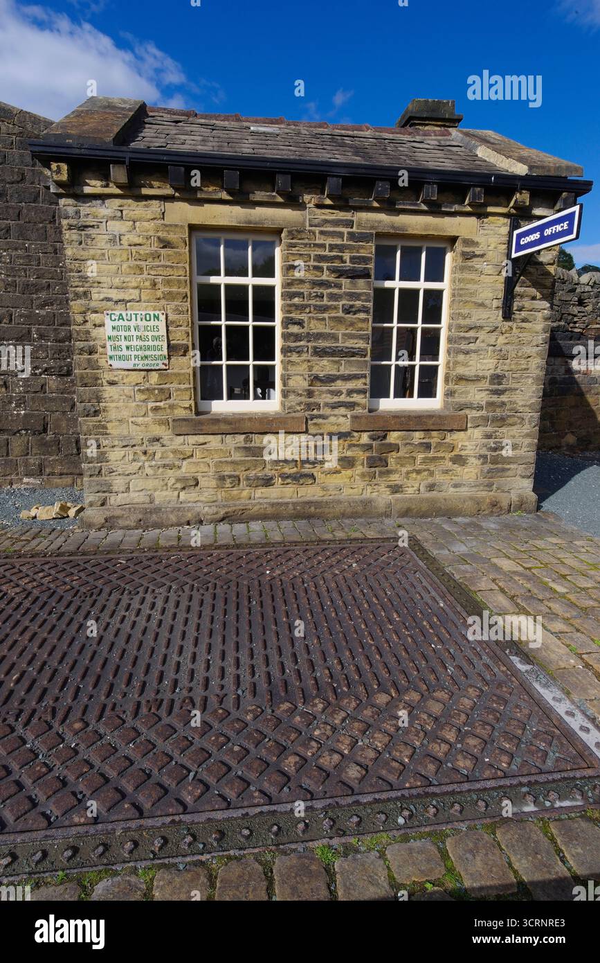 Stazione di Oakworth, bilance per pesatura merci, Keighley & Worth Valley Railway, West Yorkshire, Inghilterra, Regno Unito, Foto Stock