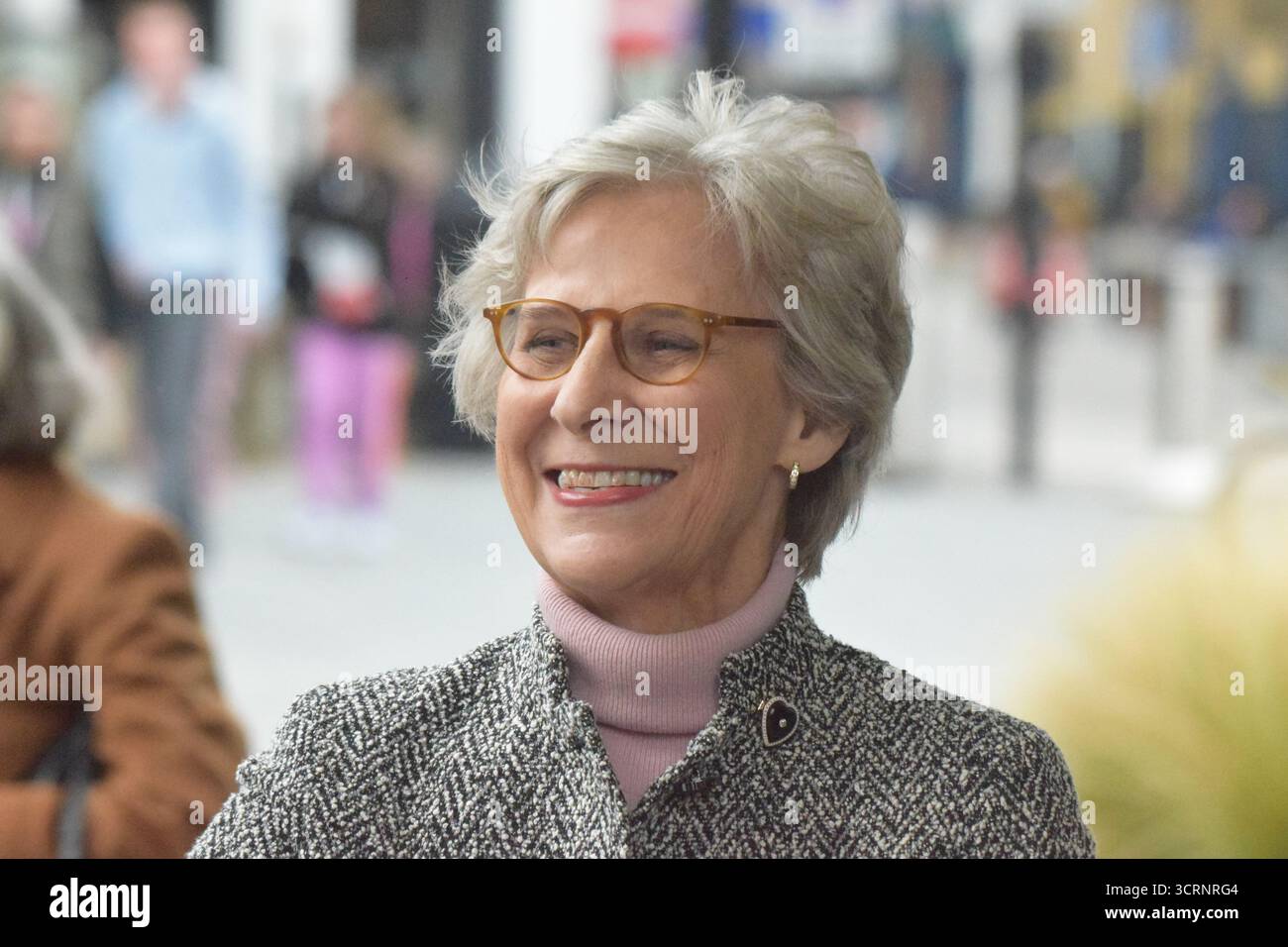 SHEFFIELD, 2 ottobre. RH la duchessa di Gloucester arrivò al Crucible Theatre, città di Sheffield per una performance di Music in the Round. Crediti: James Taylor/Alamy Live News crediti: James Taylor/Alamy Live News Foto Stock