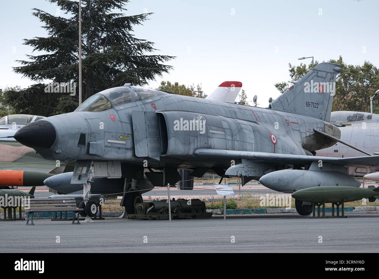 McDonnell Douglas F-4 Phantom esposto al Museo dell'aviazione di Istanbul, che mostra l'iconico jet da caccia dell'epoca della Guerra fredda a Istanbul, Turchia. Foto Stock