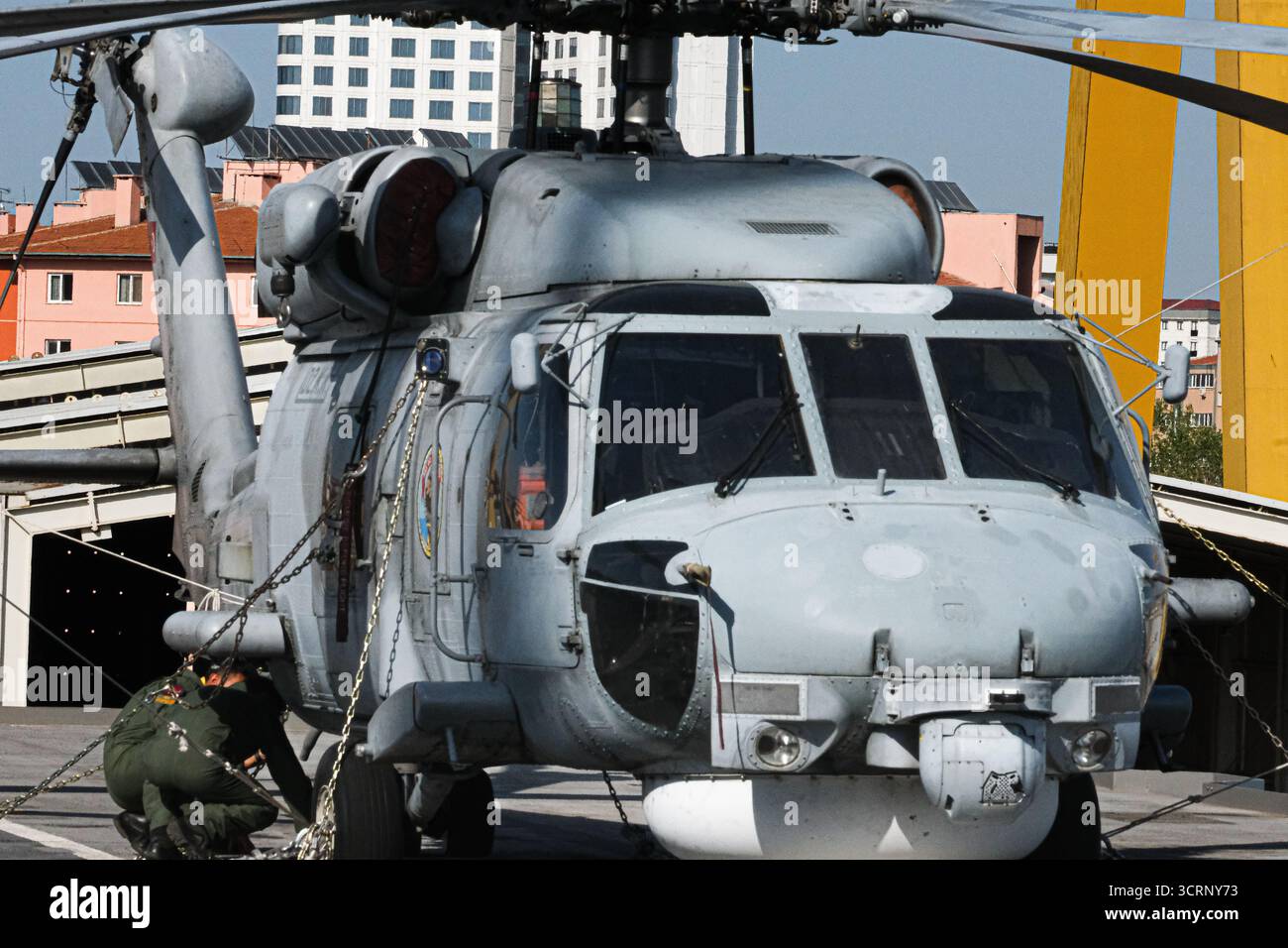 L'elicottero SH-60 Seahawk della Marina turca esposto sul ponte del TCG Anadolu durante il Teknofest Mavi Vatan in Turchia, mostrando l'aviazione navale Foto Stock