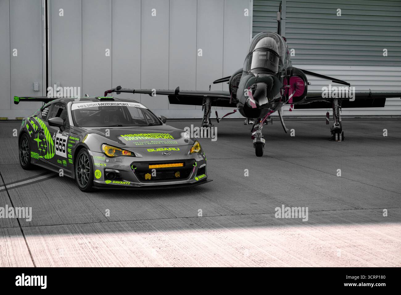 Mission Motorsport Subaru con i jet Hawk RAF sullo sfondo, sport motoristico adattivo, il sole di settembre in Galles nel Regno Unito Foto Stock