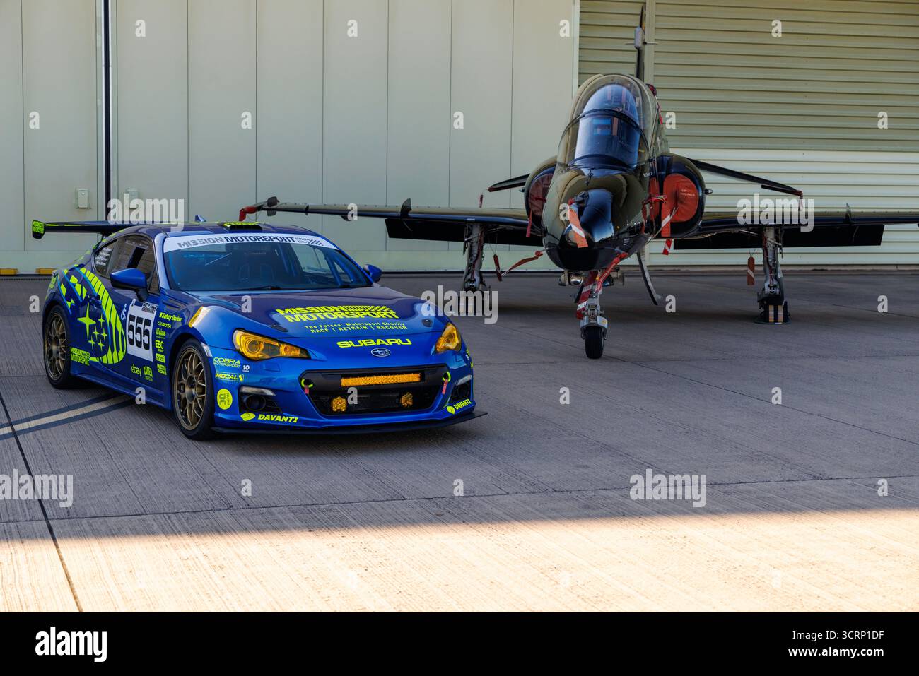 Mission Motorsport Subaru con i jet Hawk RAF sullo sfondo, sport motoristico adattivo, il sole di settembre in Galles nel Regno Unito Foto Stock