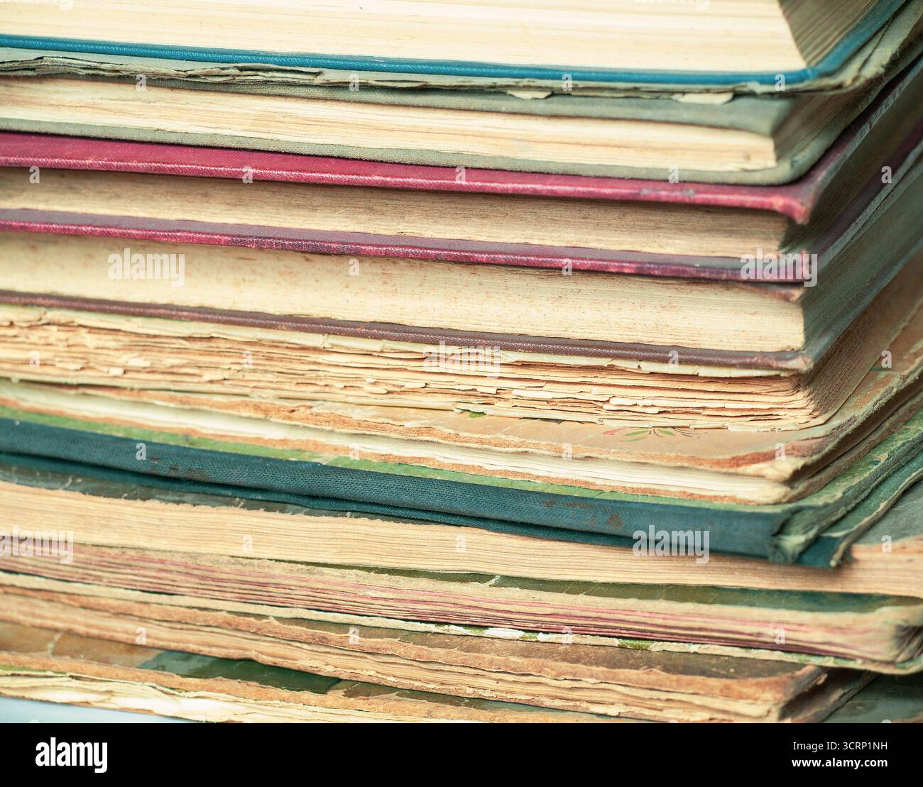 pila di vecchi libri d'epoca, primo piano Foto Stock
