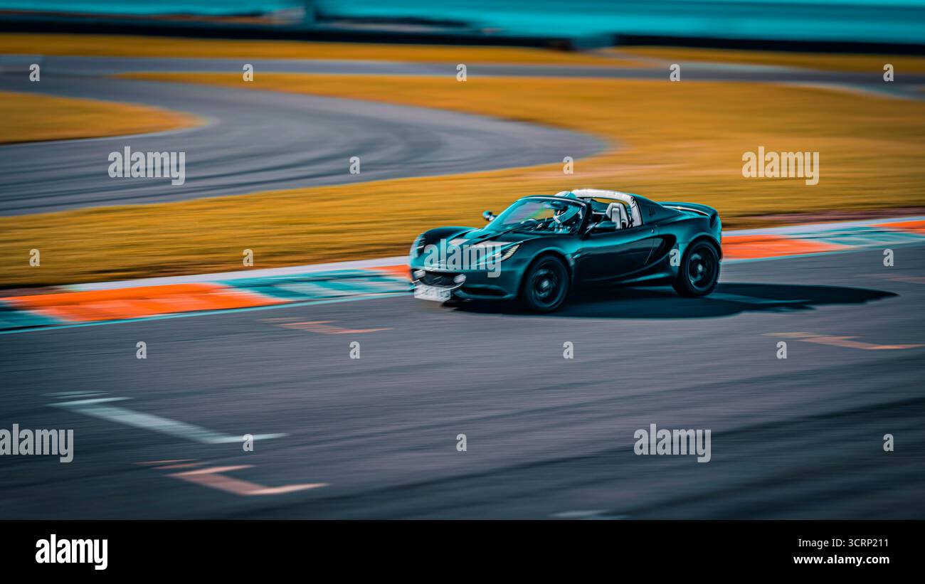 Auto sportiva Lotus senza tetto sul circuito di Anglesey durante la giornata della pista Mission Motorsport, l'evento soleggiato di settembre, la velocità e le prestazioni degli sport motoristici del Regno Unito Foto Stock