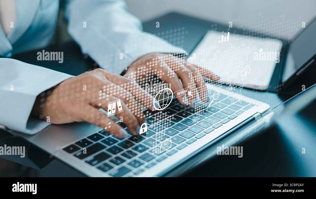 Primo piano di una donna d'affari che scrive su un notebook con icone digitali globali, sicurezza informatica, cloud computing e tecnologia aziendale online. Foto Stock