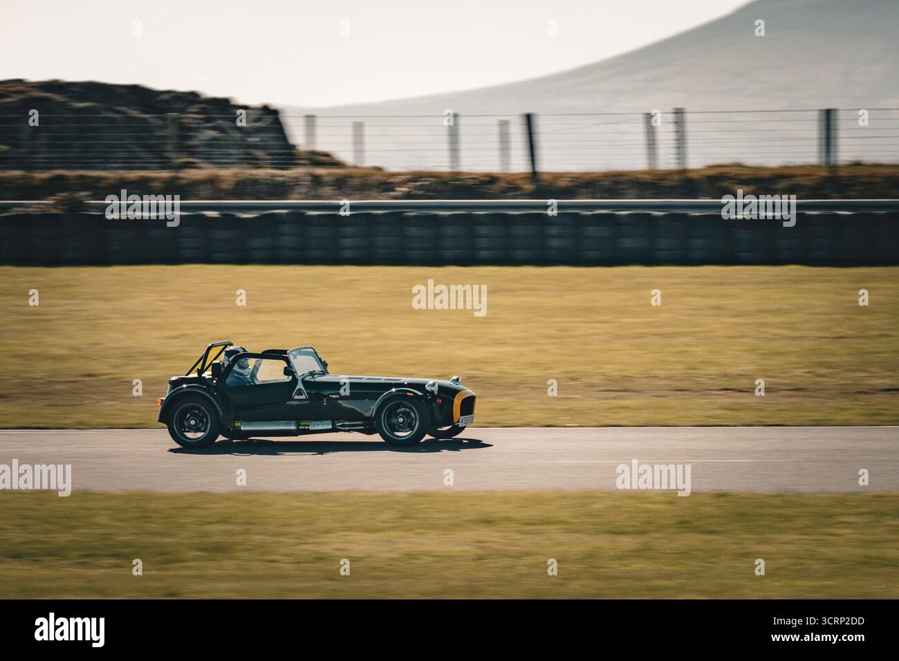 Auto sportiva Caterham Seven sul circuito di Anglesey durante la giornata della pista Mission Motorsport, l'evento soleggiato di settembre, la guida sportiva nel Regno Unito Foto Stock