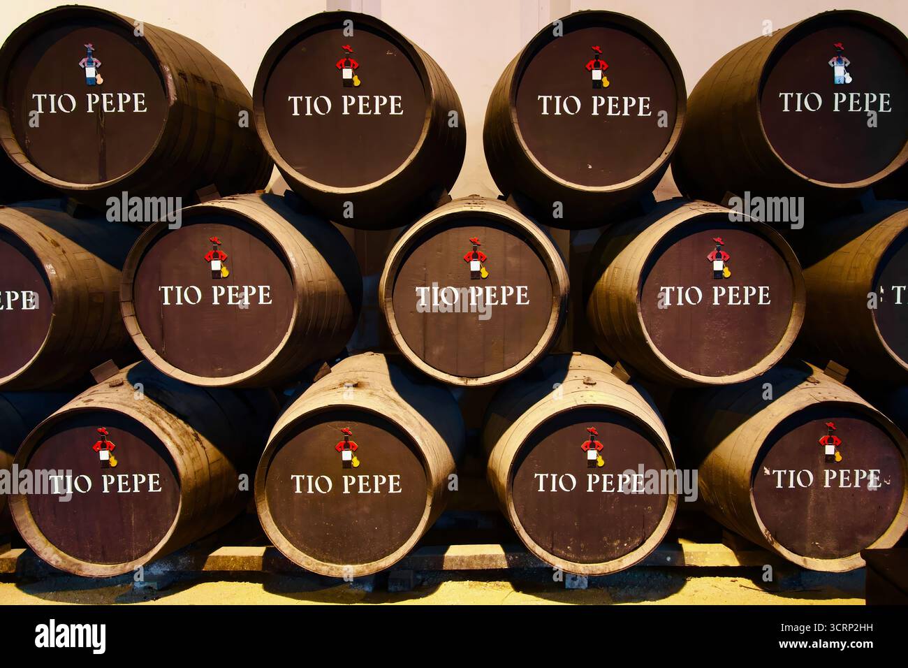 Lo sherry fino ha invecchiato almeno 4 anni in botti di legno di rovere americano con il marchio Tio Pepe e la scritta Jerez de la Frontera Cádiz Andalusia Spagna Europa Foto Stock