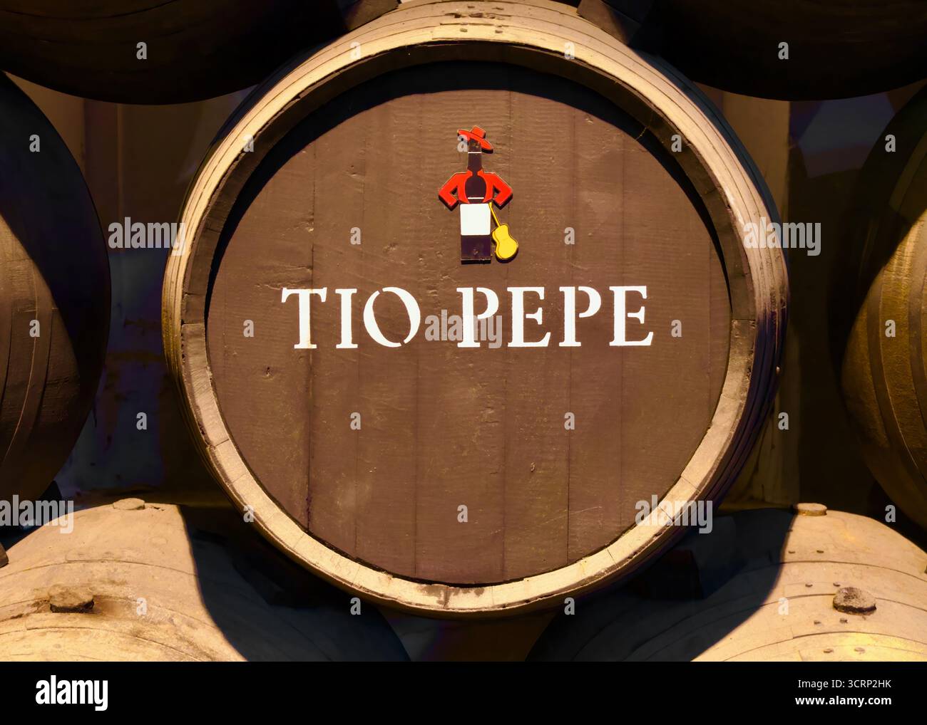 Lo sherry fino ha invecchiato almeno 4 anni botte di legno di rovere americano con il marchio Tio Pepe e la scritta Jerez de la Frontera Cádiz Andalusia Spagna Europa Foto Stock