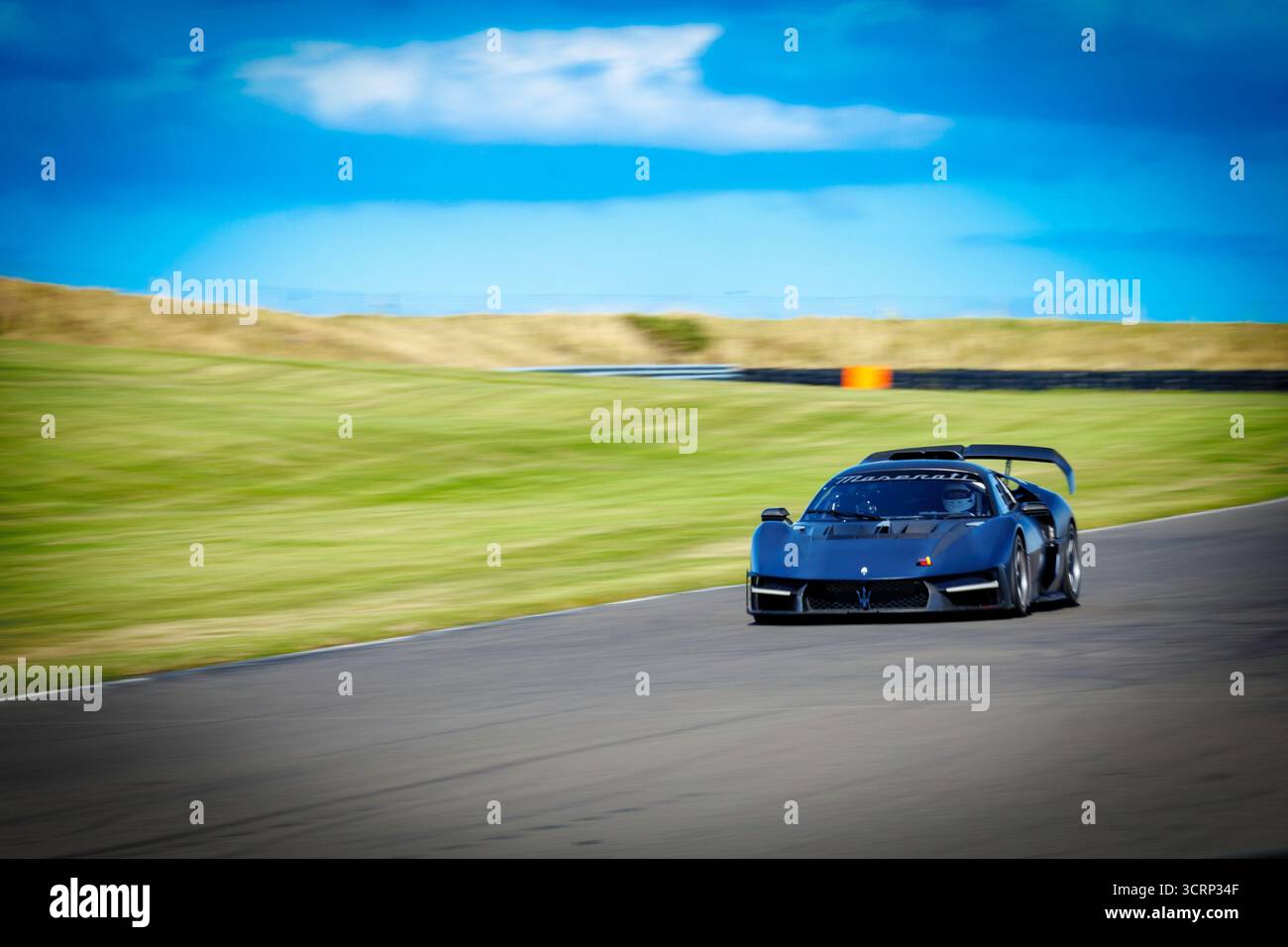 Maserati MCXtrema supercar ad alte prestazioni sul circuito di Anglesey durante il trackday Mission Motorsport, nel soleggiato mese di settembre, evento di velocità Motorsport britannico Foto Stock