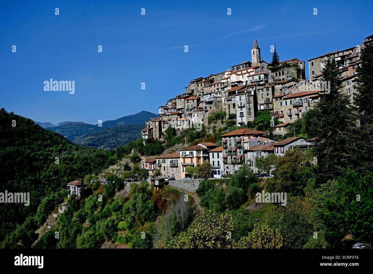 Apricale, il Villaggio più bello d'Italia, Valle di Nervia, Liguria. Castello della Lucertola campanile della Chiesa della purificazione di Maria Foto Stock